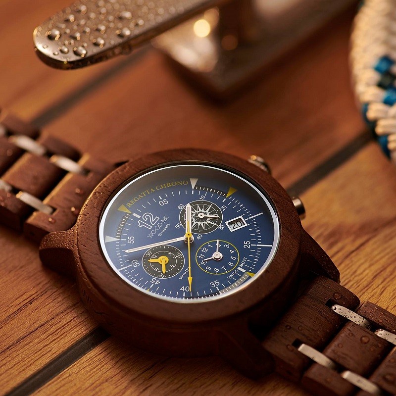 Afbeelding met persoon, horloge, buiten, zittenAutomatisch gegenereerde beschrijving
